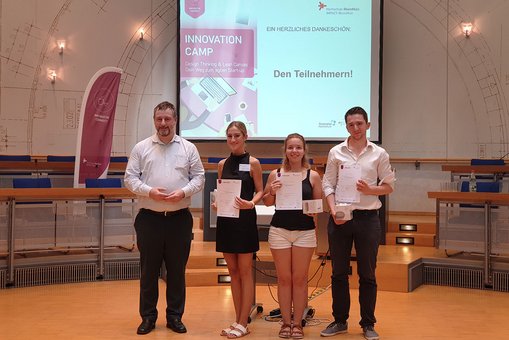 Juror Martin Schipper von der Wirtschaftsförderung Rüsselsheim mit Emily Lochner, Annabelle Wagner und Jan Geiger (v.l.) vom Gewinner-Team des Innovation Camps