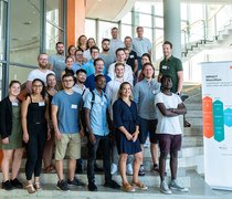 Die Teilnehmerinnen und Teilnehmer des Innovation Camps mit den Jurymitgliedern