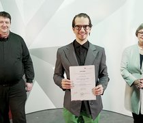 Dr. Robin Horst (Mitte) mit Prof. Dr. Eva Waller, Präsidentin der HSRM, und Prof. Dr. Ralf Dörner, Sprecher des Promotionszentrums Angewandte Informatik © Hochschulkommunikation | Hochschule RheinMain