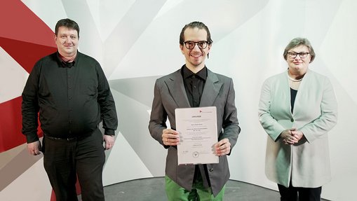 Dr. Robin Horst (Mitte) mit Prof. Dr. Eva Waller, Präsidentin der HSRM, und Prof. Dr. Ralf Dörner, Sprecher des Promotionszentrums Angewandte Informatik © Hochschulkommunikation | Hochschule RheinMain