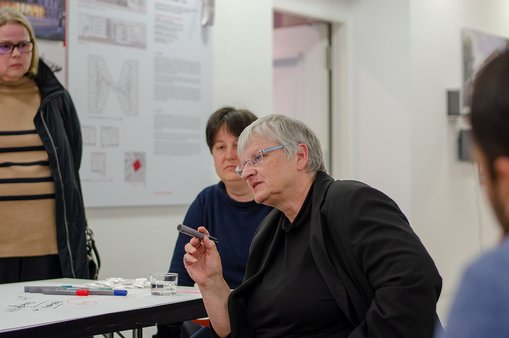 Frau Prof. Dr. Birgit Scheppat in der Diskussion mit Teilnehmerinnen und Teilnehmern © Bruno Nemec
