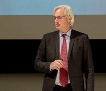 Herr Professor Thomas Heimer, wissenschaftlicher Leiter des Projekts IMPACT RheinMain, gibt einen Impulsvortrag zum Zukunftspotenziale des Automotive-Standorts Rüsselsheim - © Lisa Mohr 